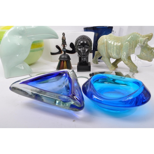 93 - An assortment of retro vintage 20th Century ceramics and glassware. Comprising of; a ceramic pottery... 