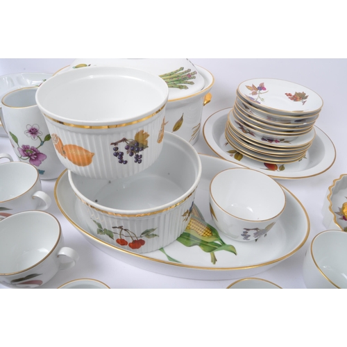 97 - Royal Worcester - Evesham - A vintage 20th century Royal Worcester bone china tea and dinner service... 