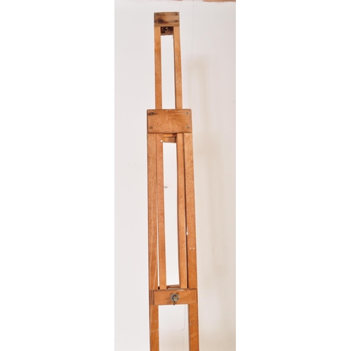 653 - A retro vintage 20th Century artist painting easel of large form / size by Daler. Oak construction a... 