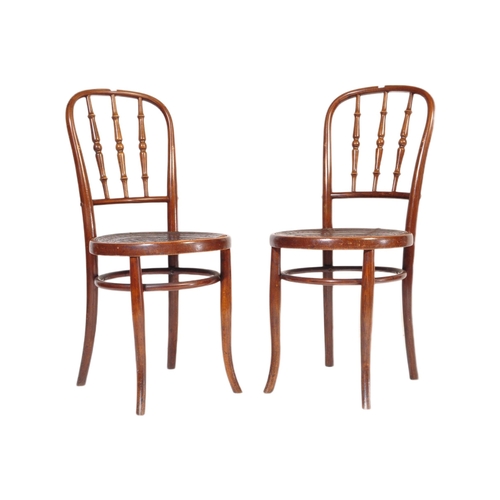 946 - A pair of vintage mid 20th century Thonet bentwood café chairs having a curved back  with rail spind... 