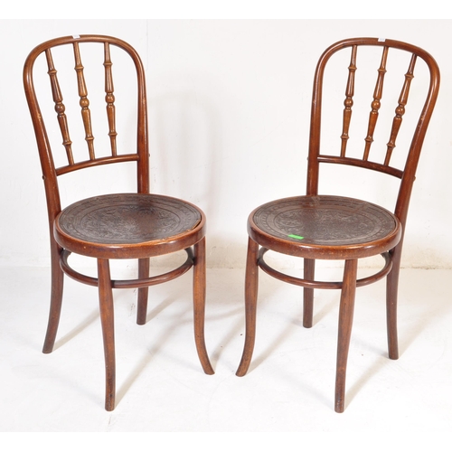 946 - A pair of vintage mid 20th century Thonet bentwood café chairs having a curved back  with rail spind... 