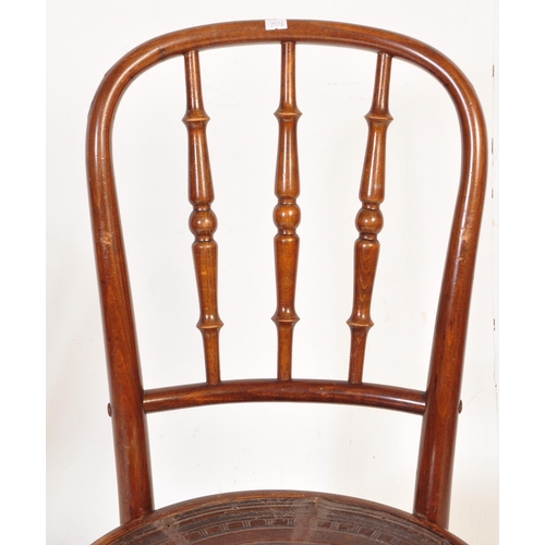 946 - A pair of vintage mid 20th century Thonet bentwood café chairs having a curved back  with rail spind... 