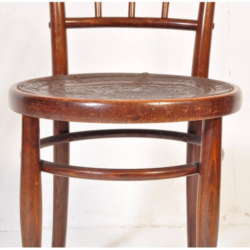 946 - A pair of vintage mid 20th century Thonet bentwood café chairs having a curved back  with rail spind... 