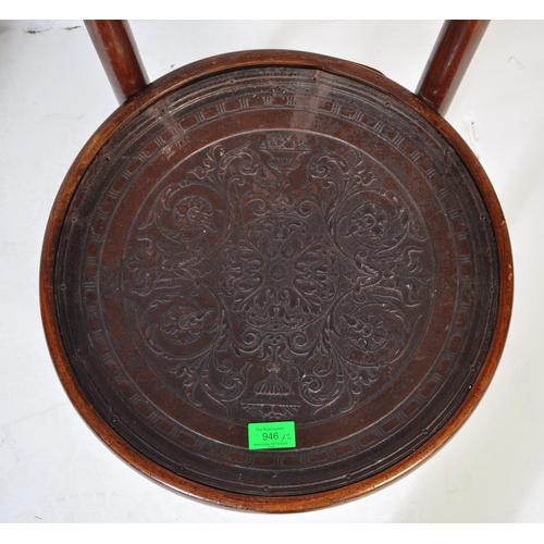 946 - A pair of vintage mid 20th century Thonet bentwood café chairs having a curved back  with rail spind... 