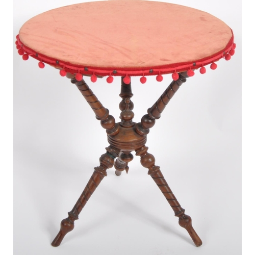 1068 - Victorian 19th century mahogany gypsy fortune tellers table / cricket table. Raised on spiral carved... 