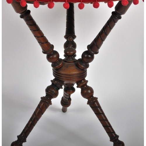 1068 - Victorian 19th century mahogany gypsy fortune tellers table / cricket table. Raised on spiral carved... 
