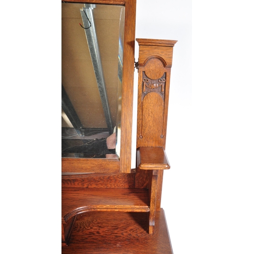 943 - A vintage early 20th Century circa 1920s oak dressing table. Having a swing cheval mirror back, tier... 