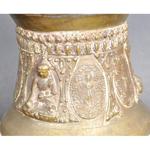 134 - An 18th Century Chinese bronze vase having relief decoration depicting multiple Buddha with repeatin... 