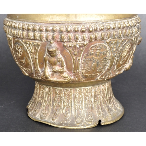 134 - An 18th Century Chinese bronze vase having relief decoration depicting multiple Buddha with repeatin... 