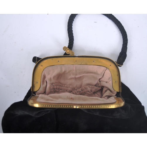 157 - A 20th century large Japanese Komai style purse / clutch bag. A black felt material, with Komai styl... 