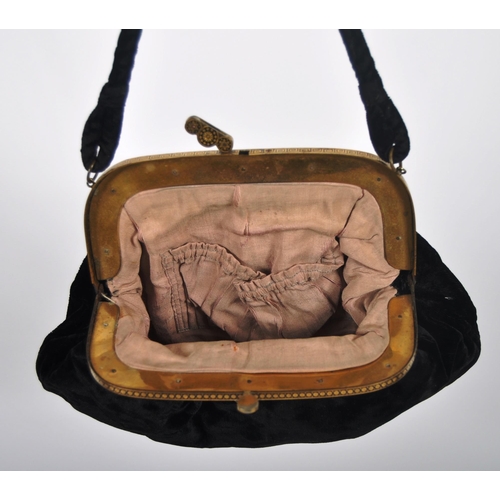 157 - A 20th century large Japanese Komai style purse / clutch bag. A black felt material, with Komai styl... 