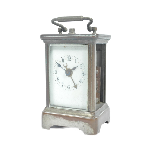 489 - An early 20th Century miniature carriage clock (10cm). The brass cased clock having bevelled glass p... 