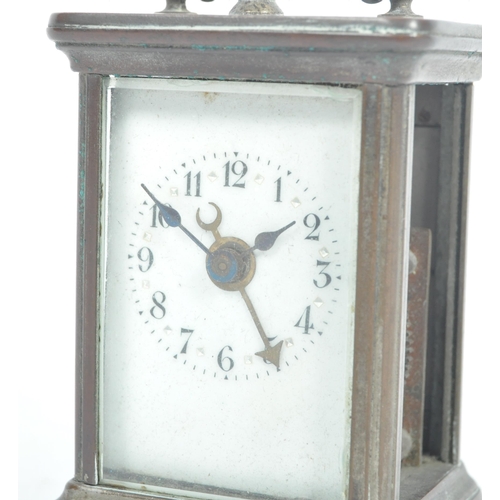 489 - An early 20th Century miniature carriage clock (10cm). The brass cased clock having bevelled glass p... 