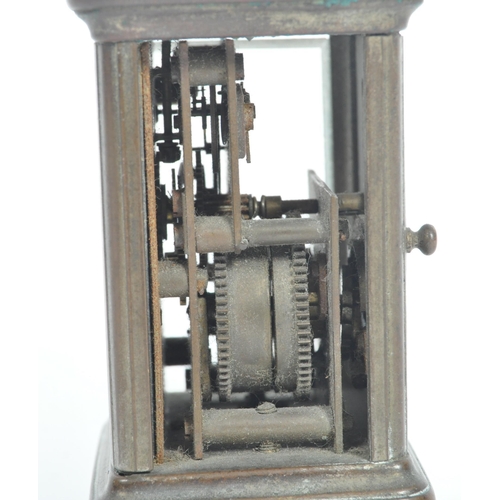 489 - An early 20th Century miniature carriage clock (10cm). The brass cased clock having bevelled glass p... 