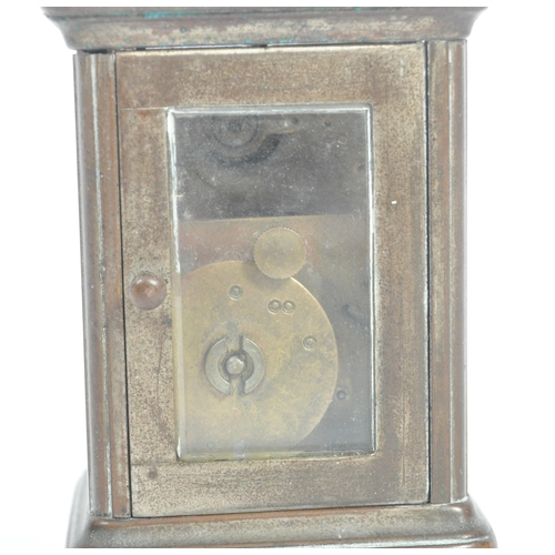 489 - An early 20th Century miniature carriage clock (10cm). The brass cased clock having bevelled glass p... 