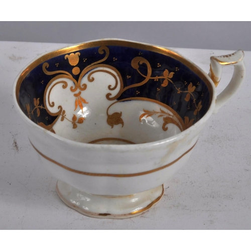 611 - A 19th Century English tea service set in the manner of Worcester. Comprises teapot, lidded sugar bo... 