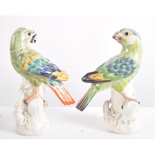 624 - A pair of 19th Century Continental figures depicting parrots in the manner of Johann Joachim Kandler... 