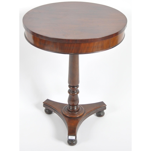 650 - A 19th Century Regency mahogany circular wine table / occasional table. Circular table top with rose... 