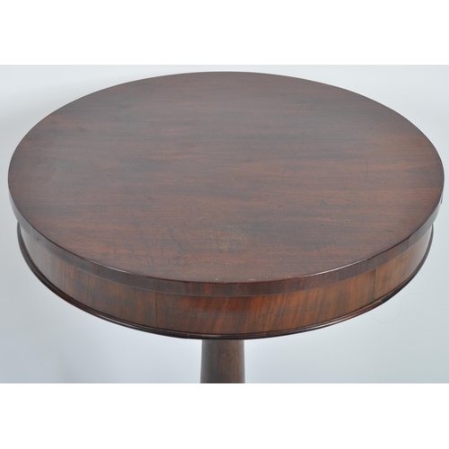 650 - A 19th Century Regency mahogany circular wine table / occasional table. Circular table top with rose... 