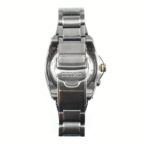 A Seiko Kinetic scuba diver's stainless steel wrist watch. The