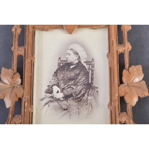 1 - Queen Victoria (1819-1901) - a scarce autographed 19th Century cabinet photograph / Carte De Visite ... 