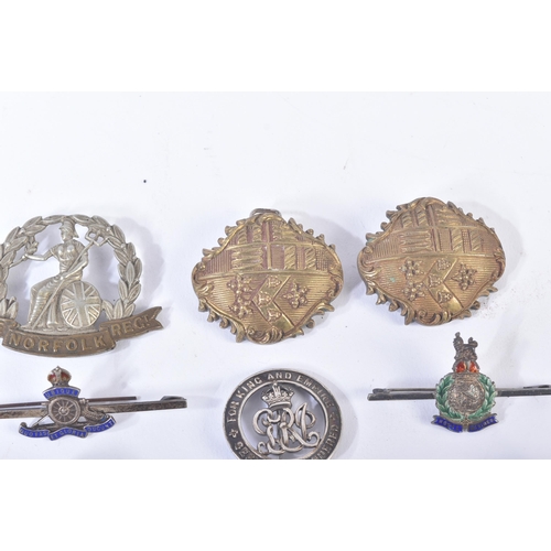 196 - A collection of assorted WWII Second World War and other cap badges / lapel pin badges to include; S... 