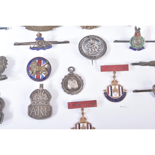 196 - A collection of assorted WWII Second World War and other cap badges / lapel pin badges to include; S... 