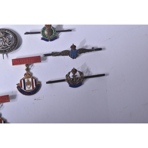 196 - A collection of assorted WWII Second World War and other cap badges / lapel pin badges to include; S... 