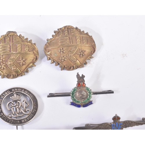 196 - A collection of assorted WWII Second World War and other cap badges / lapel pin badges to include; S... 