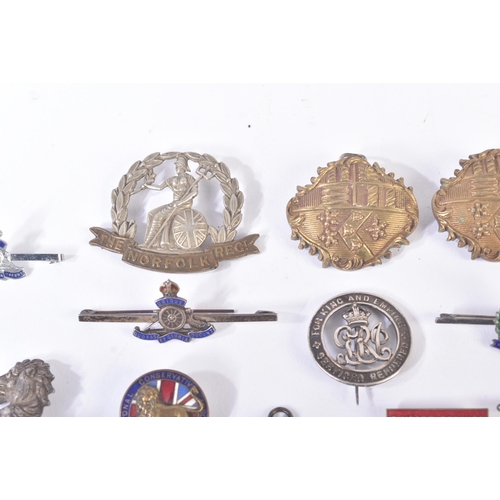 196 - A collection of assorted WWII Second World War and other cap badges / lapel pin badges to include; S... 