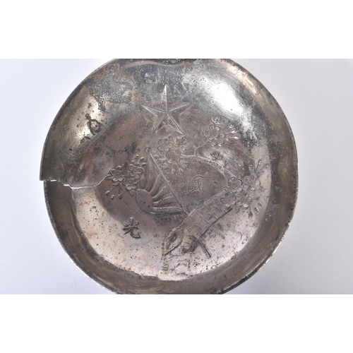 233 - A WWII Second World War Japanese offering bowl / platter. The bowl embossed with an Imperial Star, R... 