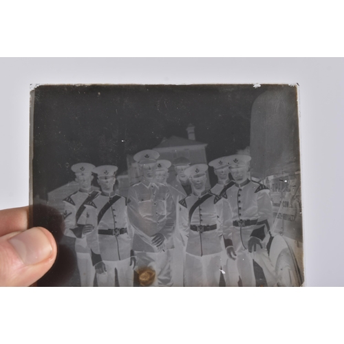 318 - A large collection of assorted WWI First World era soldiers glass photographic images / negatives. V... 