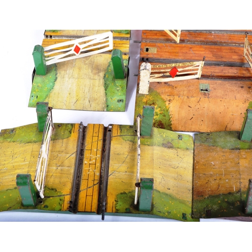 148 - A collection of x11 vintage Hornby Series O gauge tinplate clockwork model railway trainset Level Cr... 