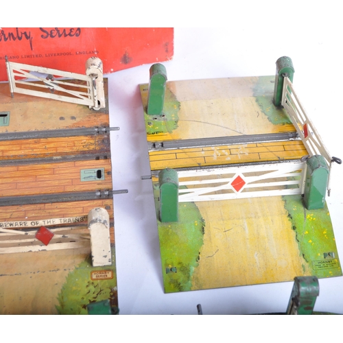 148 - A collection of x11 vintage Hornby Series O gauge tinplate clockwork model railway trainset Level Cr... 