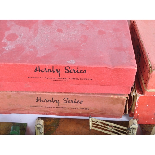 148 - A collection of x11 vintage Hornby Series O gauge tinplate clockwork model railway trainset Level Cr... 