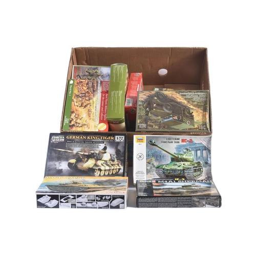 315 - Model kits - a collection of x15 assorted plastic Military model kits of various scales and makers. ... 