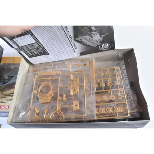 315 - Model kits - a collection of x15 assorted plastic Military model kits of various scales and makers. ... 