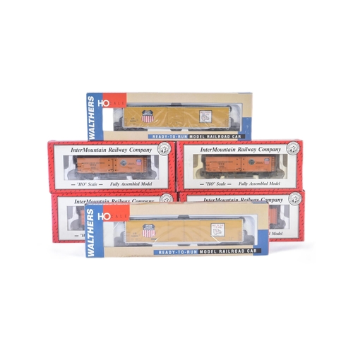 324 - A collection of Intermountain Railway Company and Walthers HO / OO gauge model railway rolling stock... 