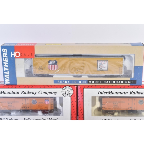 324 - A collection of Intermountain Railway Company and Walthers HO / OO gauge model railway rolling stock... 