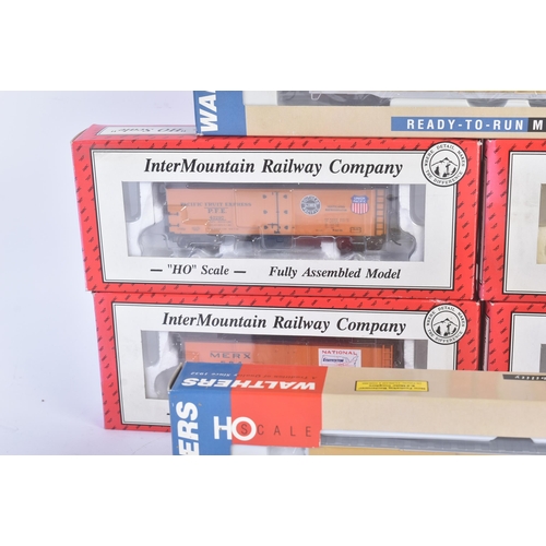 324 - A collection of Intermountain Railway Company and Walthers HO / OO gauge model railway rolling stock... 