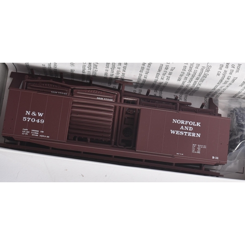 329 - A collection of assorted HO / OO gauge model railway trainset locomotive rolling stock model kits by... 