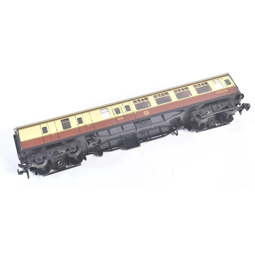 341 - A collection of assorted OO gauge model railway trainset locomotive rolling stock coaches and carria... 