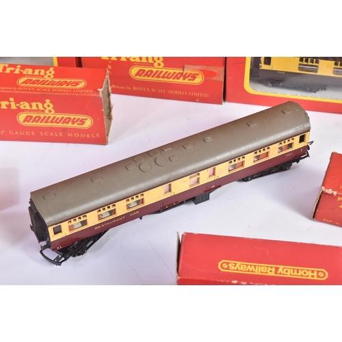 427 - A collection of vintage Triang / Hornby OO gauge model railway trainset locomotive rolling stock wag... 