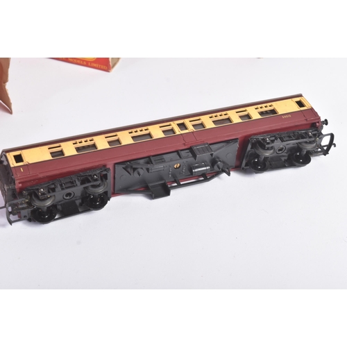 427 - A collection of vintage Triang / Hornby OO gauge model railway trainset locomotive rolling stock wag... 