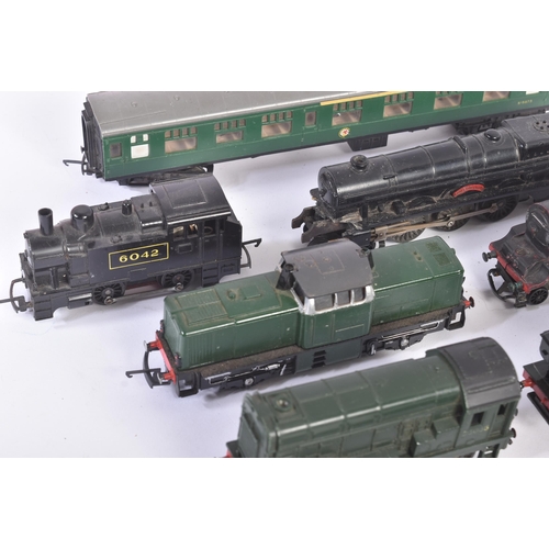 428 - A collection of assorted vintage OO gauge model railway trainset locomotive items comprising; Hornby... 