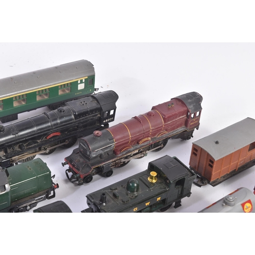 428 - A collection of assorted vintage OO gauge model railway trainset locomotive items comprising; Hornby... 