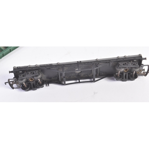 428 - A collection of assorted vintage OO gauge model railway trainset locomotive items comprising; Hornby... 