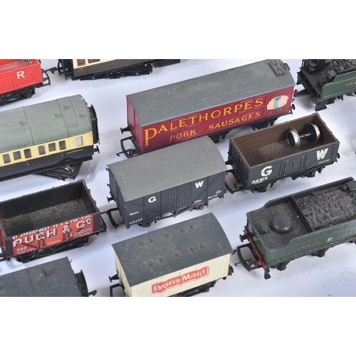 433 - A collection of assorted OO gauge model railway trainset locomotive rolling stock wagons and carriag... 