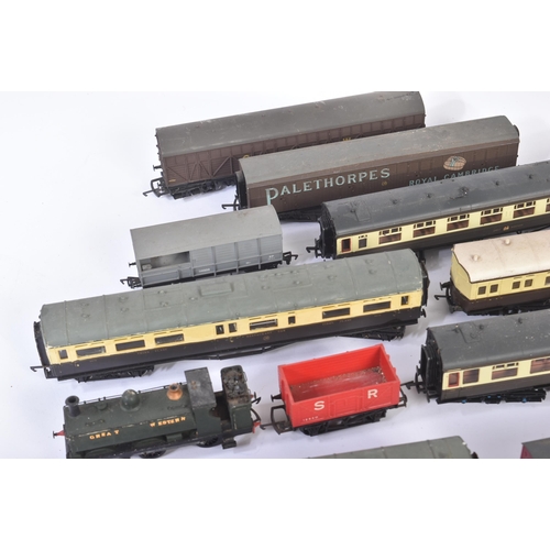 433 - A collection of assorted OO gauge model railway trainset locomotive rolling stock wagons and carriag... 