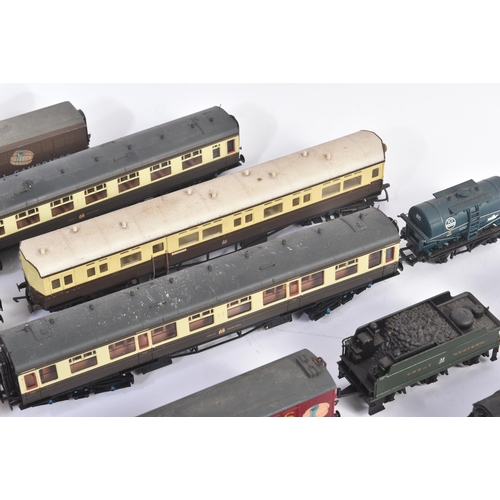 433 - A collection of assorted OO gauge model railway trainset locomotive rolling stock wagons and carriag... 